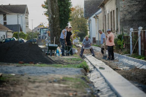 Radovi na izgradnji pješačke staze u Bročicama